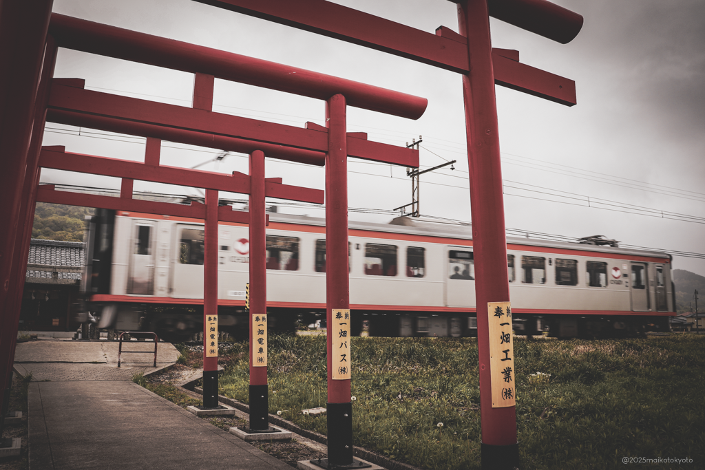 赤い鳥居と一畑電車。信仰と生活が共存している出雲・粟津稲生神社